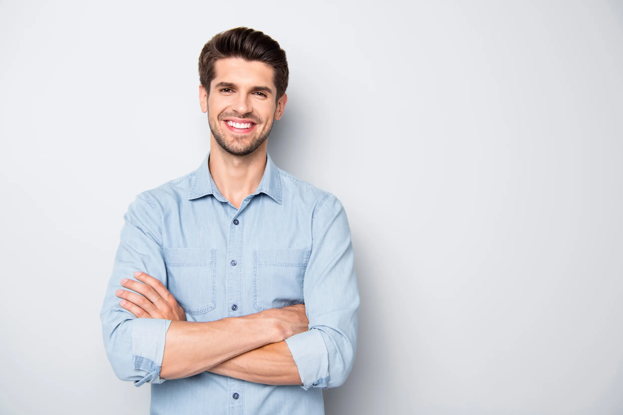 Empresario feliz tras una auditoría financiera