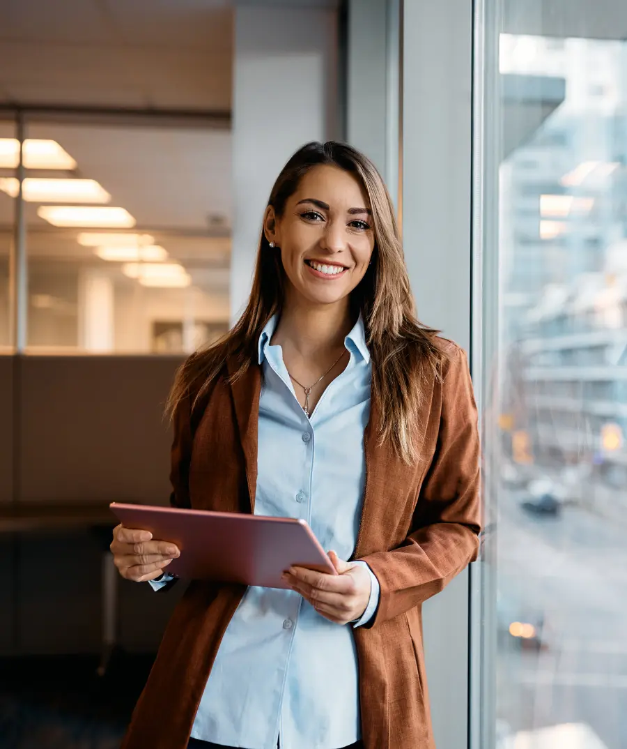 Experta en finanzas realizando auditoria interna